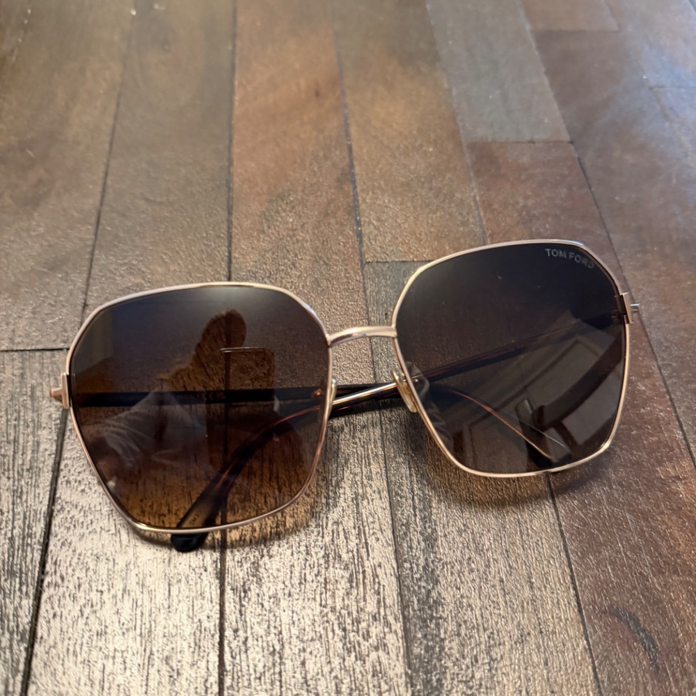 Tom Ford Claudia-02 Sunglasses - Picture 3 of 4